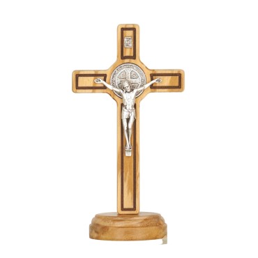 Croix de saint Benoit sur socle en bois d'olivier, hauteur 21 cm.