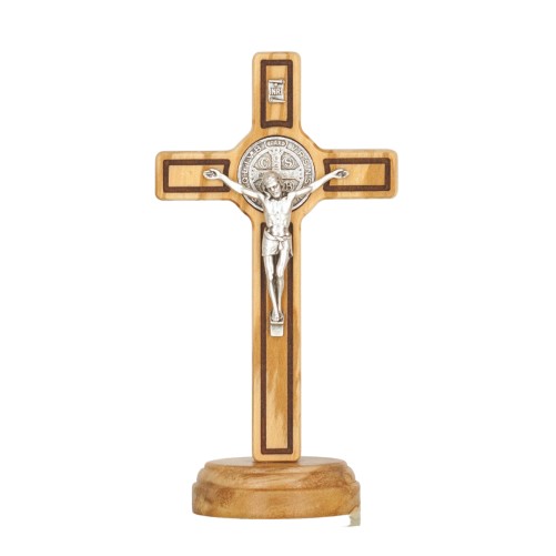 Croix de saint Benoit sur socle en bois d'olivier, hauteur 21 cm.