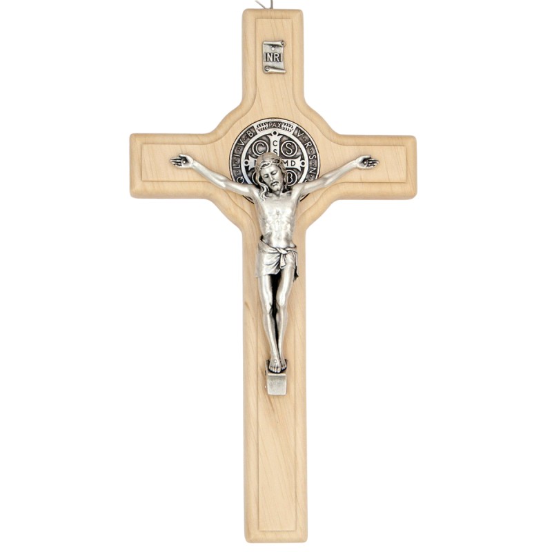 Croix de saint Benoit en bois clair, hauteur 21 cm.
