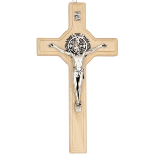 Croix de saint Benoit en bois clair, hauteur 21 cm.