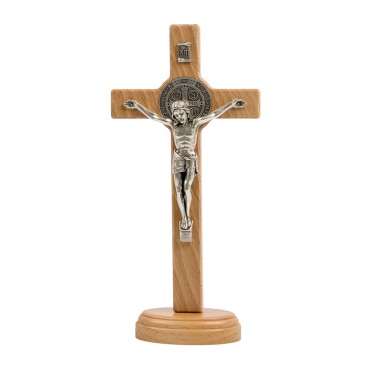 Croix de saint Benoit en bois clair sur socle, hauteur 20,7 cm.