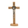 Croix de saint Benoit en bois clair sur socle, hauteur 20,7 cm.