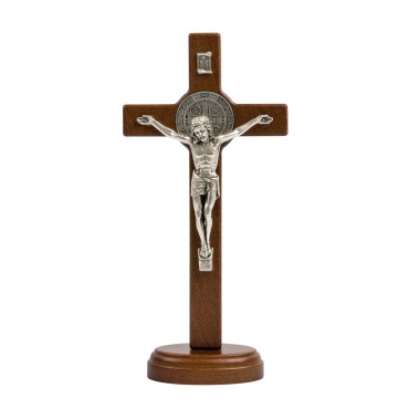 Croix de saint Benoit en bois foncé sur socle, hauteur 20,7 cm.
