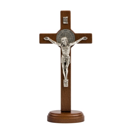 Croix de saint Benoit en bois foncé sur socle, hauteur 20,7 cm.