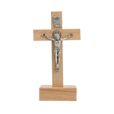 Croix de saint Benoit en bois clair sur socle, hauteur 9,4 cm.