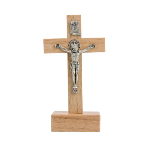 Croix de saint Benoit en bois clair sur socle, hauteur 9,4 cm.