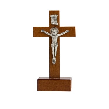 Croix de saint Benoit en bois foncé sur socle, hauteur 9,4 cm.