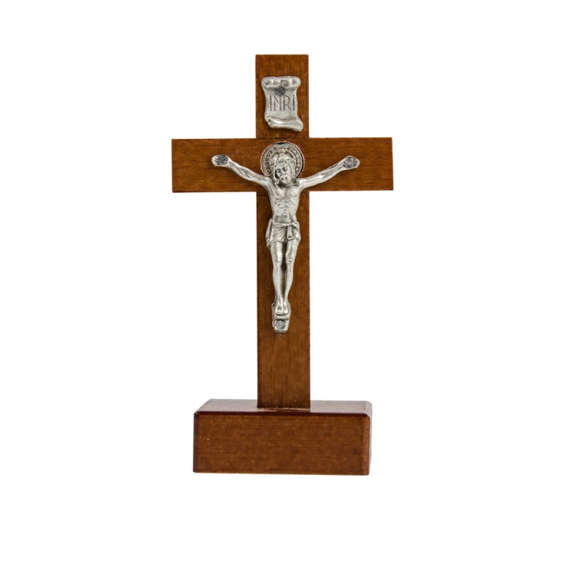 Croix de saint Benoit en bois foncé sur socle, hauteur 9,4 cm.