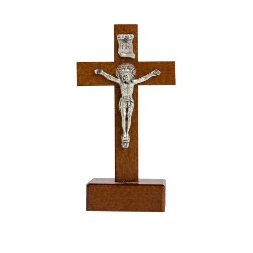 Croix de saint Benoit en bois foncé sur socle, hauteur 9,4 cm.