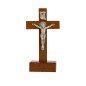 Croix de saint Benoit en bois foncé sur socle, hauteur 9,4 cm.