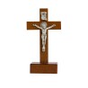 Croix de saint Benoit en bois foncé sur socle, hauteur 9,4 cm.