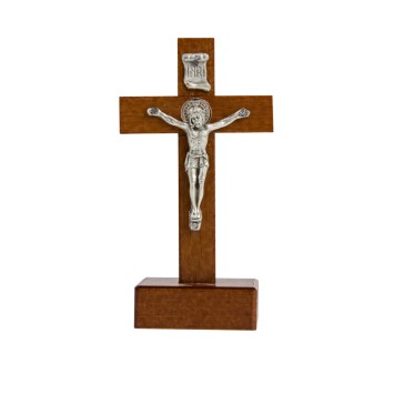Croix de saint Benoit en bois foncé sur socle, hauteur 9,4 cm.