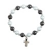 Bracelet sur elastique en hematite avec grains nacres Ø 8 mm, avec croix.