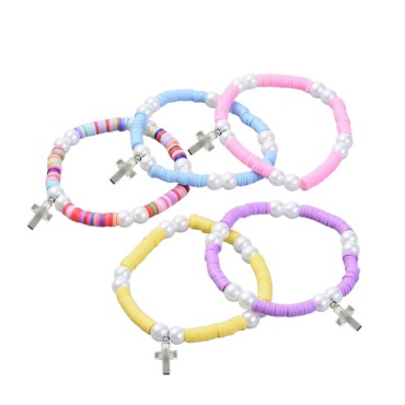 Bracelet sur elastique pour enfant en pate polymere et grains nacres en verre 6 mm. LOT DE 10 ASSORTIS