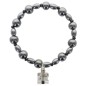 Bracelet dizainier sur élastique grains en hématite ronds et ovales avec croix en métal.