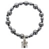 Bracelet dizainier sur élastique grains en hématite ronds et ovales avec croix en métal.
