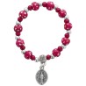 Bracelet dizainier sur élastique pour enfant grains en bois Ø 6 mm avec croix métal.