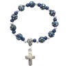 Bracelet dizainier sur élastique pour enfant grains en bois Ø 6 mm avec croix métal.