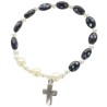 Bracelet dizainier sur élastique pour enfant grains nacrés et tachetés avec croix métal.