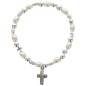 Bracelet dizainier sur élastique grains nacrés et grains forme croix avec croix métal.