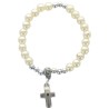 Bracelet sur elastique grains nacres Ø 6 mm avec croix metal.