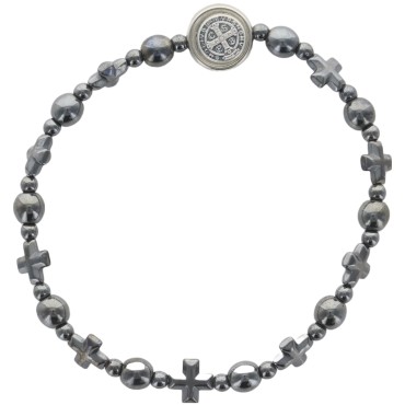 Bracelet dizainier sur élastique grains en hématite rond et forme croix, avec médaille saint Benoit.