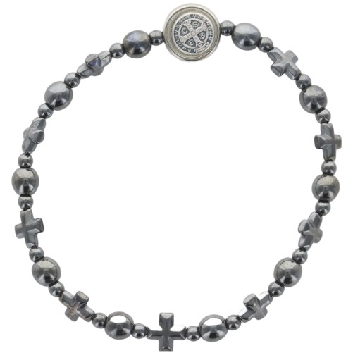 Bracelet dizainier sur élastique grains en hématite rond et forme croix, avec médaille saint Benoit.