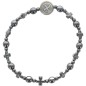 Bracelet dizainier sur élastique grains en hématite rond et forme croix, avec médaille saint Benoit.