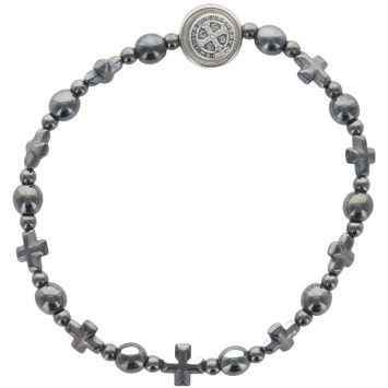 Bracelet dizainier sur élastique grains en hématite rond et forme croix, avec médaille saint Benoit.