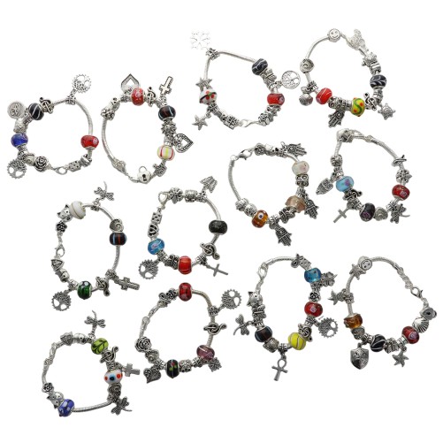 Bracelet en metal de couleur argentee avec breloques et perle de verre. LOT DE 4 ASSORTIS