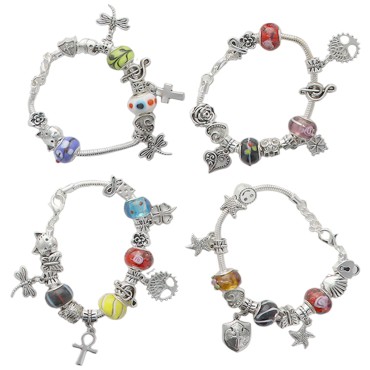 Bracelet en metal de couleur argentee avec breloques et perle de verre. LOT DE 4 ASSORTIS