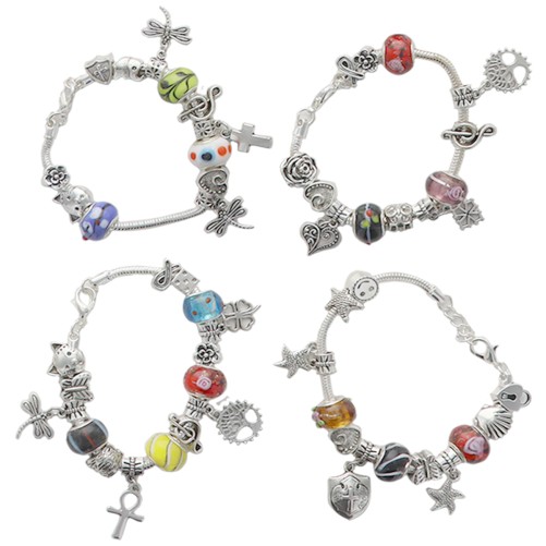 Bracelet en metal de couleur argentee avec breloques et perle de verre. LOT DE 4 ASSORTIS