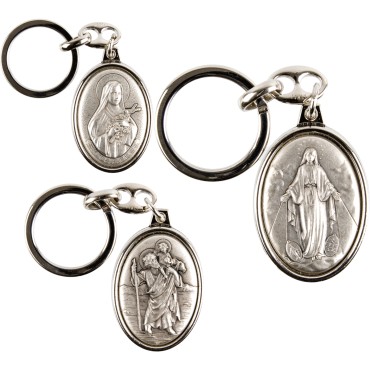 Porte-cles ovale H. 3,6 cm en metal couleur argentee, plusieurs saints.