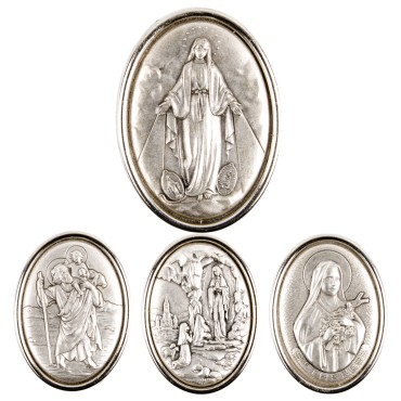 Plaque auto ovale H. 3,5 cm en metal. Plusieurs saints.