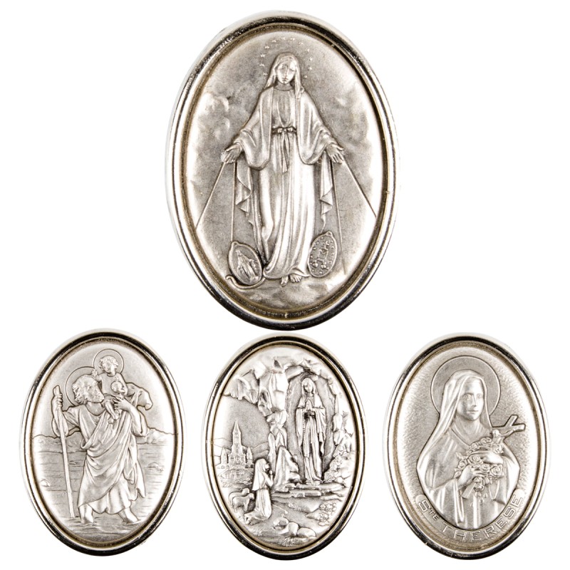 Plaque auto ovale H. 3,5 cm en metal. Plusieurs saints.