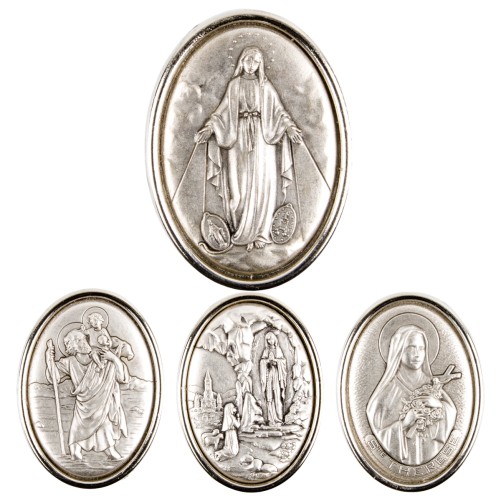 Plaque auto ovale H. 3,5 cm en metal. Plusieurs saints.