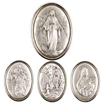 Plaque auto ovale H. 3,5 cm en metal. Plusieurs saints.