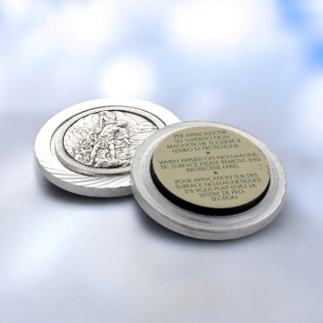 Plaque auto en aluminium, Ø 3,5 cm, avec bordure striée et plaque en métal argentée. Disponible avec plusieurs saints au choix.