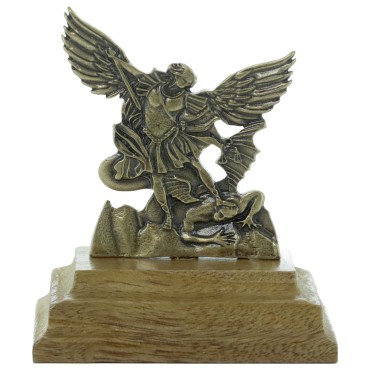 Statue de saint Michel en métal, couleur doré antique, sur socle en bois. Hauteur : 5,5 cm.