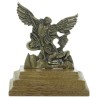 Statue de saint Michel en métal, couleur doré antique, sur socle en bois. Hauteur : 5,5 cm.