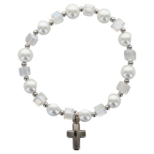 Bracelet dizainier sur elastique, grains en verre cubique et perles nacrees Ø 8 mm avec croix en metal. LOT DE 5