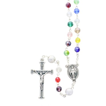 Chapelet grains cristal multicolore, Ø 5 mm sur chaine avec fermoir, croix métal. Livré en boite.