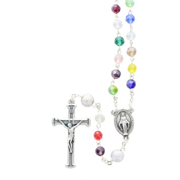 Chapelet grains cristal multicolore, Ø 5 mm sur chaine avec fermoir, croix métal. Livré en boite.