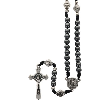 Chapelet de saint Benoit sur corde avec fermoir grains en hematite Ø 5 mm, longueur au cœur 23,5 cm.