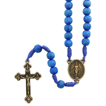 Chapelet sur corde grains rond bois Ø 8 mm, longueur au cœur 25.5 cm, croix metal avec Christ. Existe de differentes couleurs.
