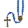 Chapelet sur corde grains rond bois Ø 8 mm, longueur au cœur 25.5 cm, croix metal avec Christ. Existe de differentes couleurs.