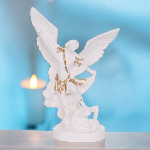 Statue en resine et poudre de marbre blanc avec des touches doree de St Michel. Livree en boite. Differentes tailles