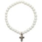Bracelet sur élastique grains rond en verre de couleur blanc, Ø 6 mm avec une croix en métal.