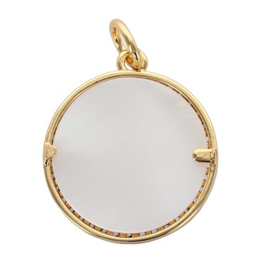 Medaille en coquille naturelle de l ex-voto en laiton dore incrustee de zirconium, Ø 1,6 cm . VENDU PAR LOT DE 5.