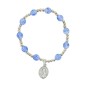 Bracelet dizainier sur élastique pour enfant avec grains œil de chat Ø 6 mm et médaille en métal de la Vierge Miraculeuse.